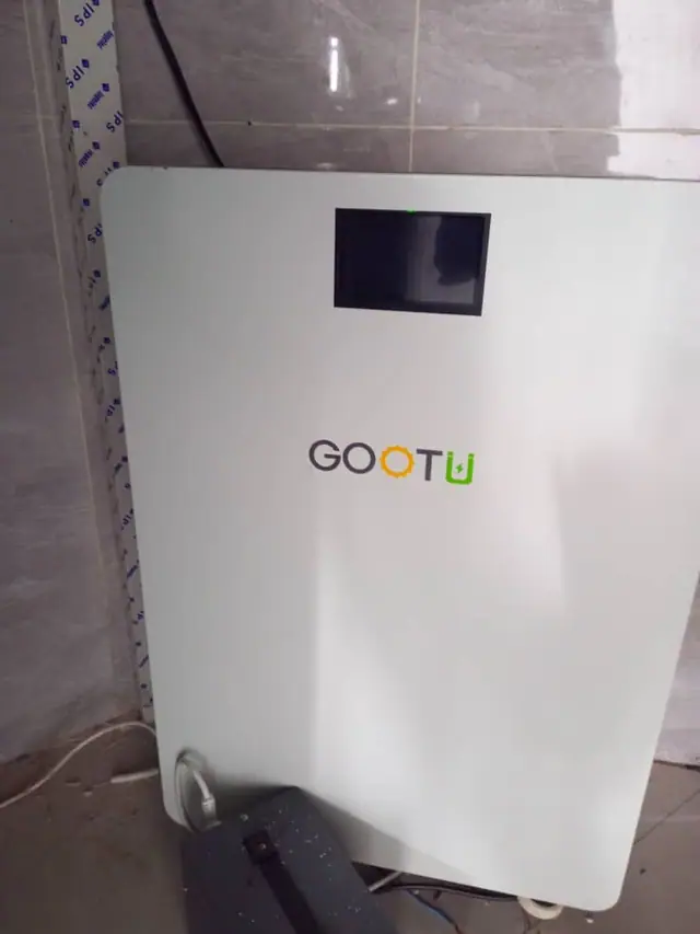 Batterie lithium murale installée par BOMOYE