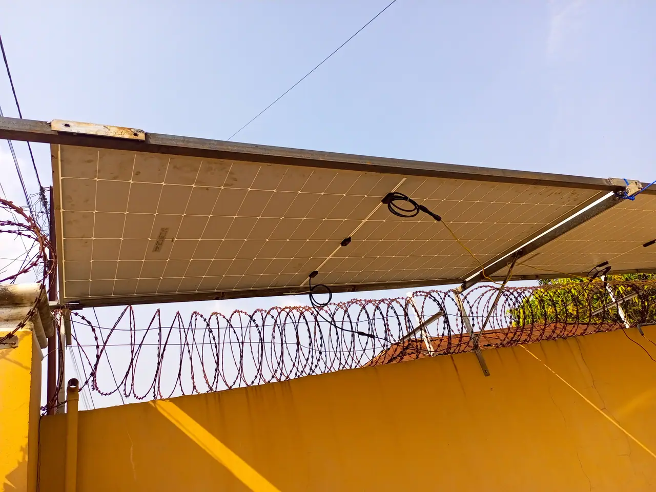 Pergola solaire sur mur d'enceinte sécurisé — photo 1