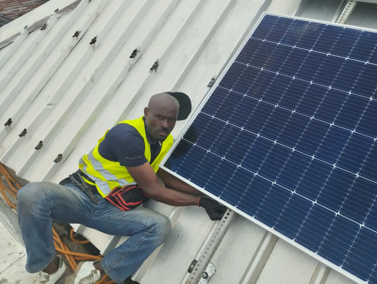 Résidence : 8 panneaux sur toiture tôle et banque d'énergie murale — photo 2