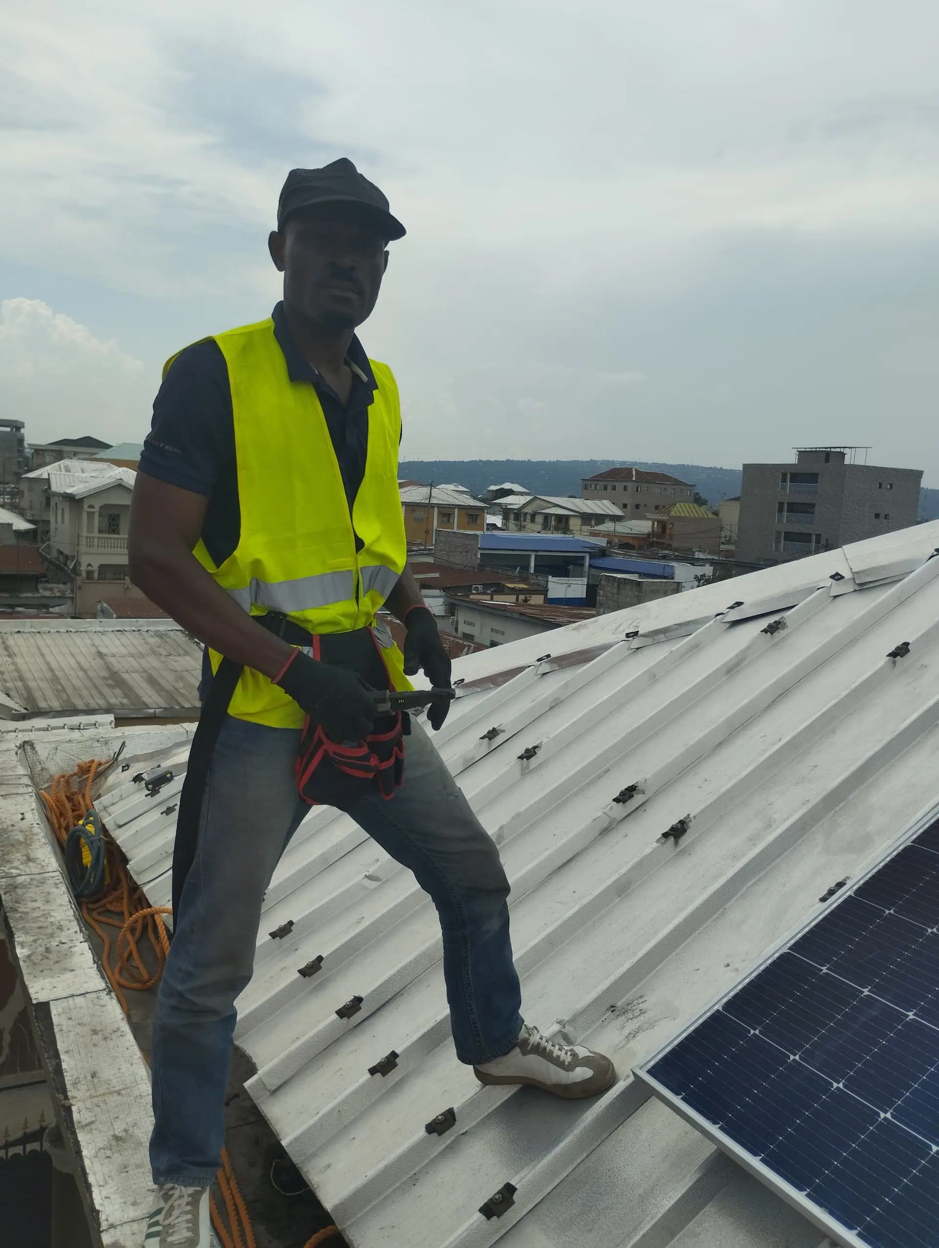 Technicien BOMOYE en intervention sur une toiture équipée de panneaux solaires